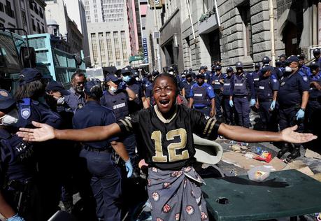 Afrique du Sud : Evacuation des habitants d’un campement de migrants au Cap