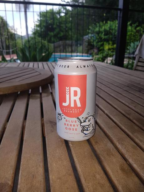 Jetty Road Blue Berry Gose a combiné des saveurs de baies et d'acides. Jetty Road Blue Berry Gose a combiné des saveurs de baies et d'acides.