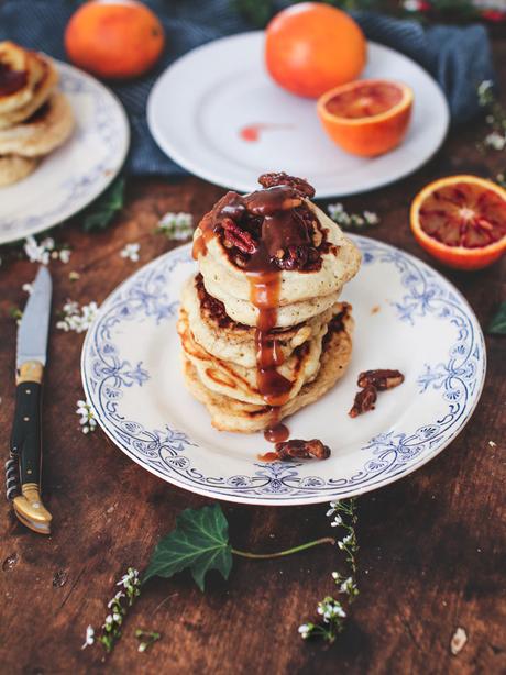 Pancakes au caramel et noix de pécan