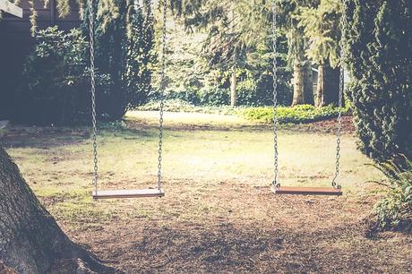 LAissez vos enfants prendre du bon temps sur une balançoire