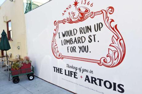 Une publicité murale temporaire à l'extérieur d'Atlas Cafe dans la Mission qui a été diffusée au cours du mois de février en 2020. Photo: Dan Gentile