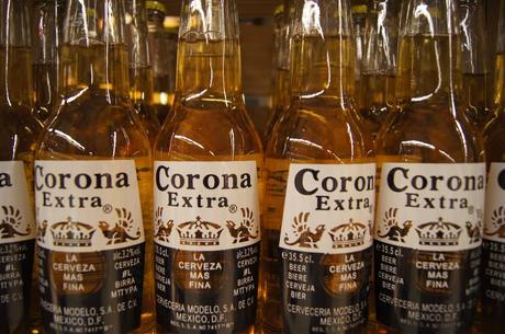 Aux États-Unis, 38% des buveurs de bière disent qu’ils n’achèteront pas la bière de marque Corona à cause du virus. Bière Corona. Coronavirus. Tu piges? Oui, les gens sont stupides. - FREDDIE BOY / Visualhunt.com