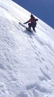 Chute à ski en pente forte …