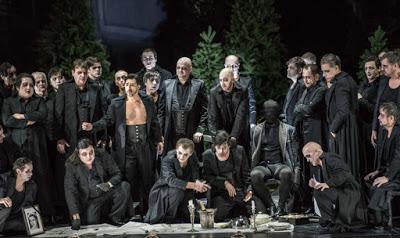 Le Bayerische Staatsoper met en scène les Masnadieri de Verdi. Une première. Le Bayerische Staatsoper met en scène les Masnadieri de Verdi. Une première.