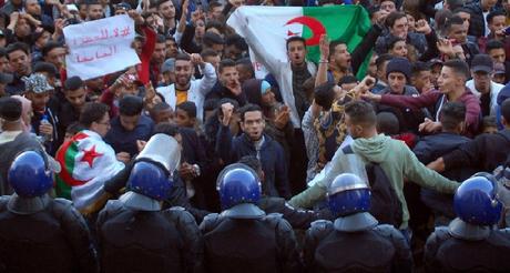 Garde à vue à nouveau prolongée pour quatre contestataires en Algérie