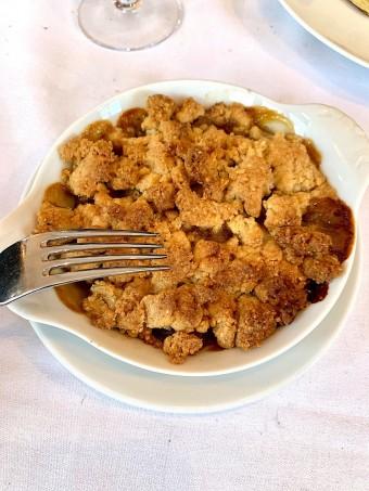 Crumble noisttes, poires caramélisées © Olivia Goldman . Crumble noisttes, poires caramélisées © Olivia Goldman .