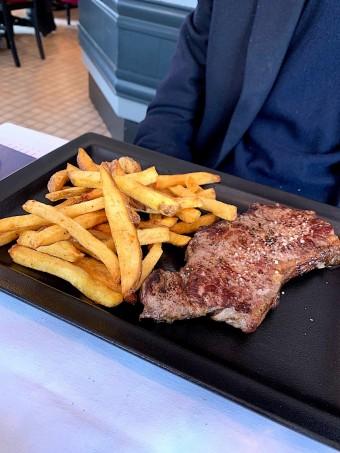 Faux-filet, frites maison © Olivia Goldman . Faux-filet, frites maison © Olivia Goldman .