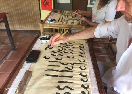 Atelier de calligraphie avec Duy Duc