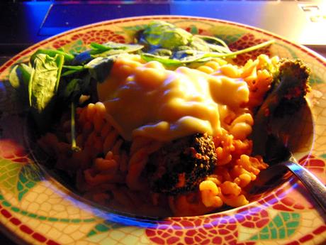 Pâtes crémeuses aux poivrons rouges et houmos dans un seul chaudron pour personne paresseuse