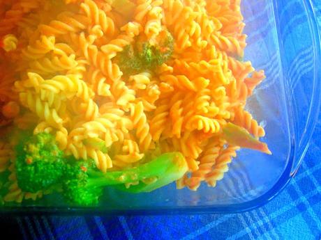 Pâtes crémeuses aux poivrons rouges et houmos dans un seul chaudron pour personne paresseuse