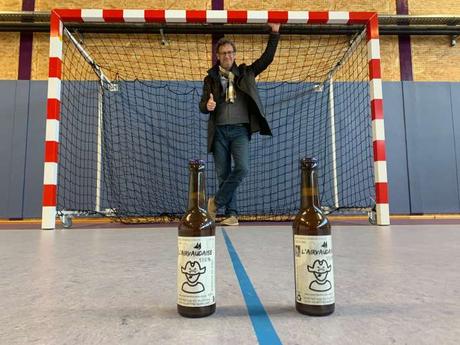 Stéphane Kislig, président de l'US Airvault (Deux-Sèvres), au gymnase de la ville. Au premier plan: la bière L’Aivauldaise produite localement.