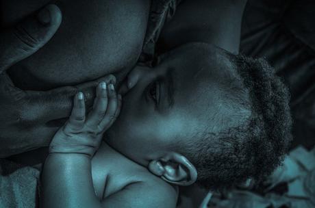 Aidons les mamans à bien allaiter avec le coussin d’allaitement