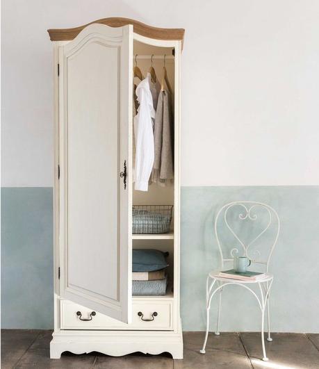 armoire blanche vintage finition bois chaise métallique