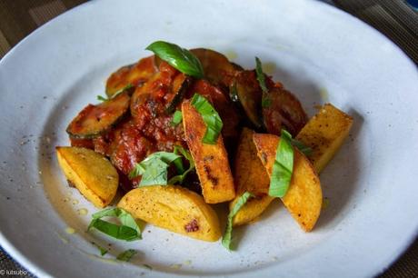 Placard et confinement – Courgettes à la tomate et panisse dorée au four