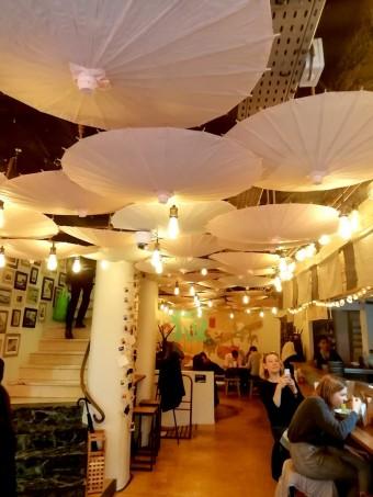 Plafond d'ombrelles japonaises © Gourmets&co