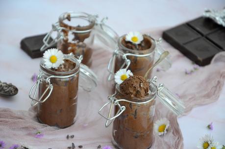 Mousse au chocolat noir et grué de cacao