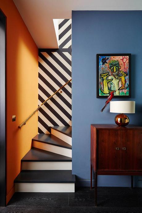 escalier déco coloré mur orange bleu à rayures