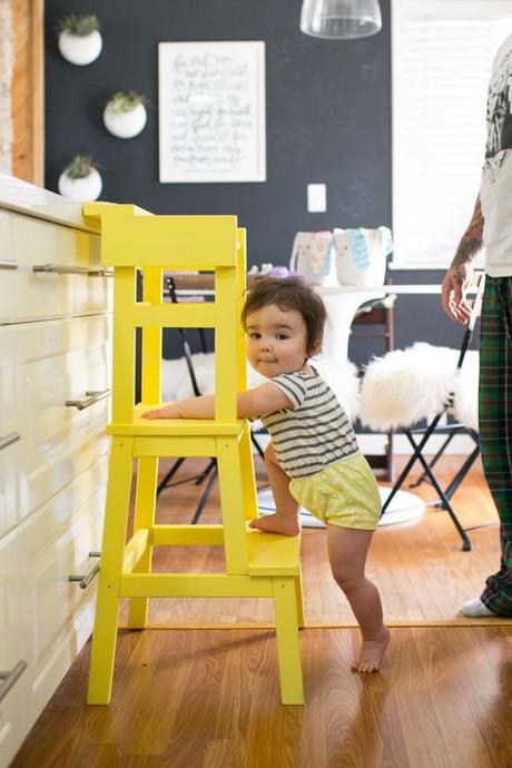 escabeau bois jaune marche-pied ikea hack enfant cuisine chaise haute à fabriquer soi-même