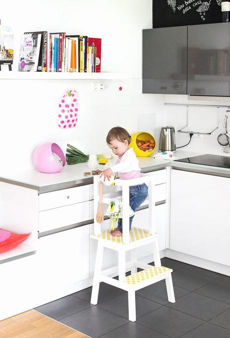 Revisiter le marche-pied Ikea hack BEKVÄM escabeau blanc jaune cuisine moderne mobilier enfant - blog décoratrice intérieure