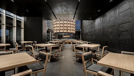 Tori Tori, un restaurant à l’architecture intérieur inspirée des armures de samouraïs
