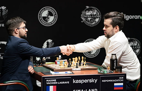Maxime Vachier-Lagrave bat Ian Nepomniachtchi et le rejoint en tête du tournoi des candidats - Photo © FIDE 