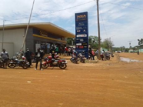 News bière – Côte d’Ivoire-AIP / Covid-19: La distance d’un mètre entre les personnes, non respectée au niveau de certaines banques à Man

 – Mousse de bière