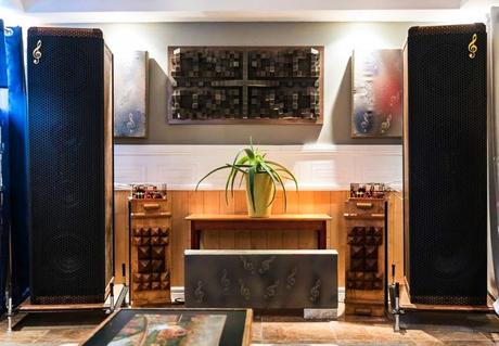 speaker en bois et mosaïque en bois