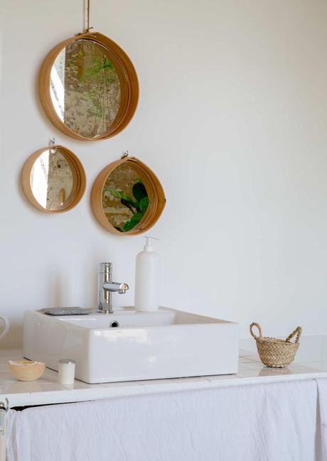 déco château charentais salle de bain blanche minimaliste épurée miroir rond lavabo carré pierre blanc