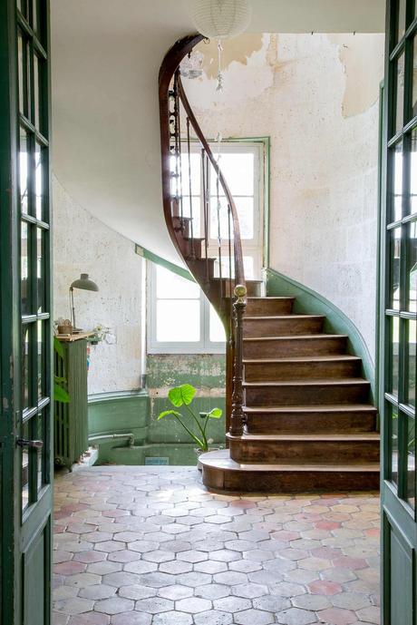 escalier en bois château charentais mur peinture verte effacée champêtre - blog déco - clemaroundthecorner