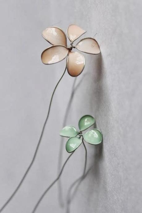 diy avec du vernis à ongles rose vert blanc pour réaliser des fleurs avec du fil de fer - blog déco - clemaroundthecorner