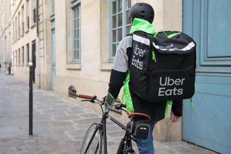 Uber Eats et Carrefour s’associent pour livrer vos courses à domicile