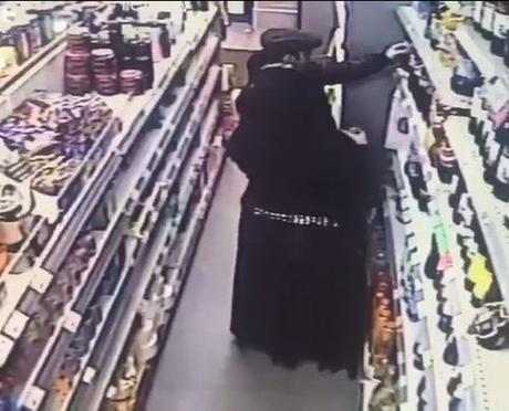 Info bière – Des images de vidéosurveillance montrent une femme mettant douze paquets de bière dans sa jupe pendant une virée en vol à l’étalage
 – Bière
