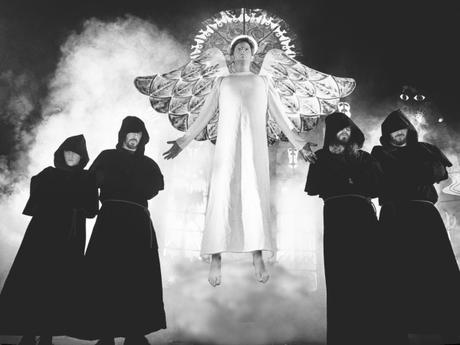 Interview Express : Black Bones Interview Express : Black Bones