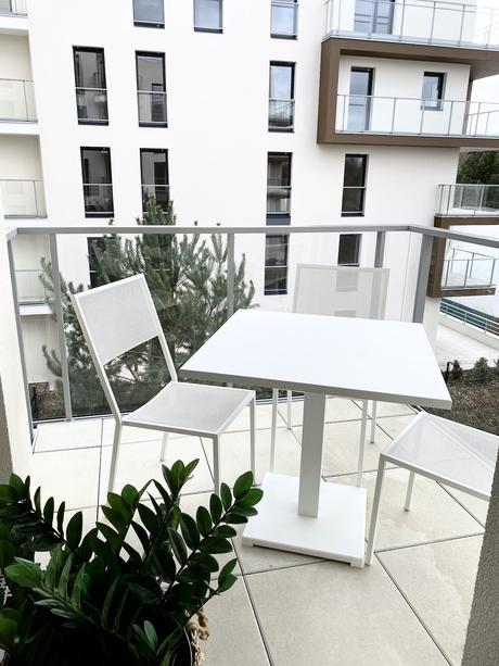 terrasse balcon carré appartement Rueil table meuble blanc métal jardin
