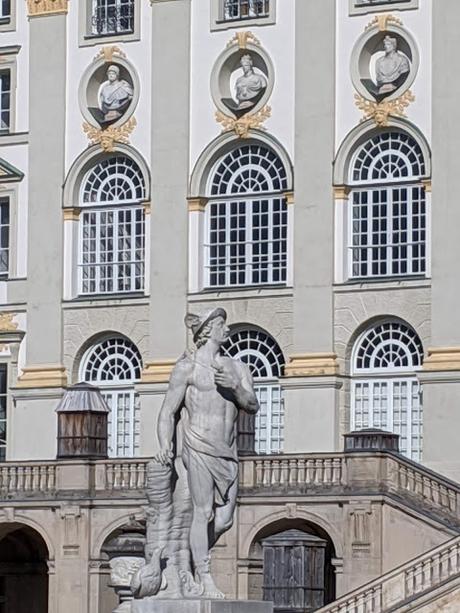 Sortie d'hibernation pour les statues du parc de Nymphenburg