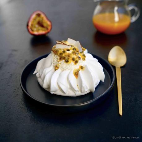 dessert festif , meringue , fruits de passion , crémeux , chantilly 
