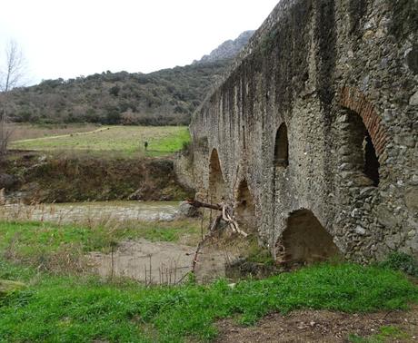 L'Aqueduc d'Ansignan et Restaurant Le Relais de Sceaury à Rasiguères