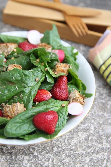 Cuillère et saladier : Salade épinards fraises tofu pané à la noix de coco