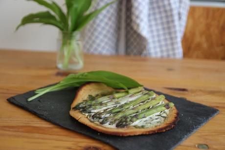 Cuillère et saladier : Pizza façon socca à l'ail des ours et asperges vertes