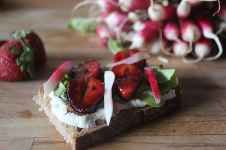 Cuillère et saladier : Tartines printanière aux fraises balsamiques