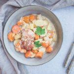 Une recette de paupiettes de dinde au boursin pour Pâques servie avec des carottes et des pommes de terre dans une sauce onctueuse. Cela change de l'agneau!