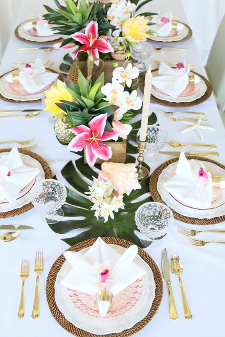 table style jungle blanc épuré fleur rose tropicale set table osier - blog déco - clem around the corner