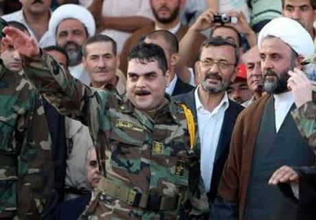 Samir Kuntar à son arrivée au Liban, avec l’uniforme du Hezbollah et le salut «hitlérien» (AFP).