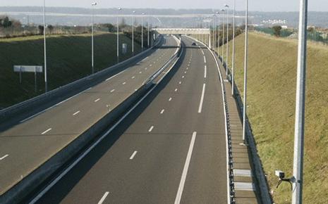 Un motard oublie sa femme sur l'autoroute ...