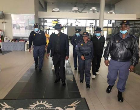 Info bière – Le ministre de la Police, Cele, visite le Cap oriental pendant le lock-out

 – Bière