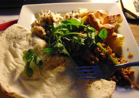 Shawarma végétal avec riz aux lentilles et vermicelles, et pommes de terre au zaatar