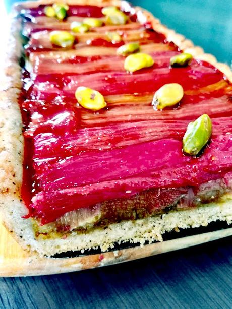 Rhubarbe pochées aux  fraises, crème de pistaches cela tarte en bouche