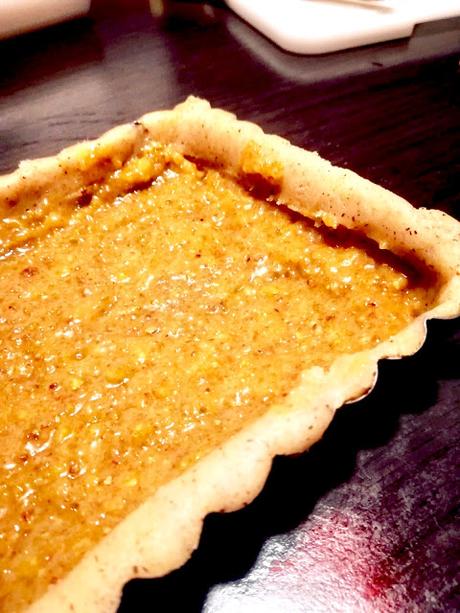 Rhubarbe pochées aux  fraises, crème de pistaches cela tarte en bouche