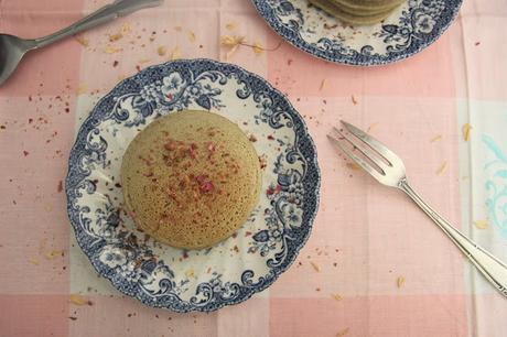 Cuillère et saladier : Pancakes à la farine de coco, thé matcha et fleur d'oranger