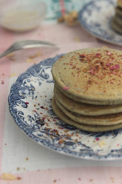 Cuillère et saladier : Pancakes à la farine de coco, thé matcha et fleur d'oranger